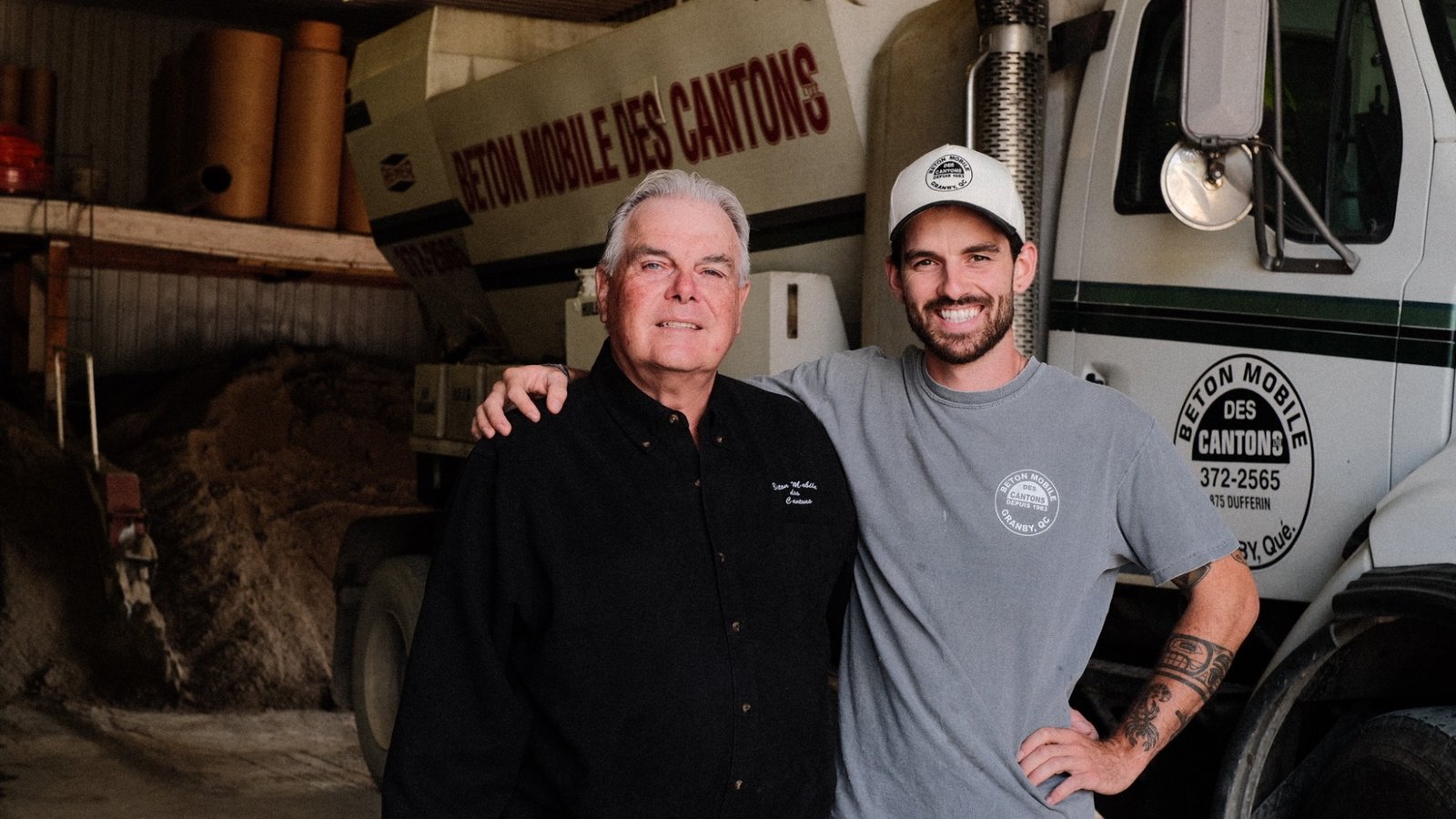 Philip et Alexis devant un camion Béton Mobile des Cantons