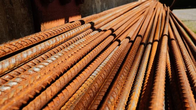 Barres d'armature d'acier empilées
