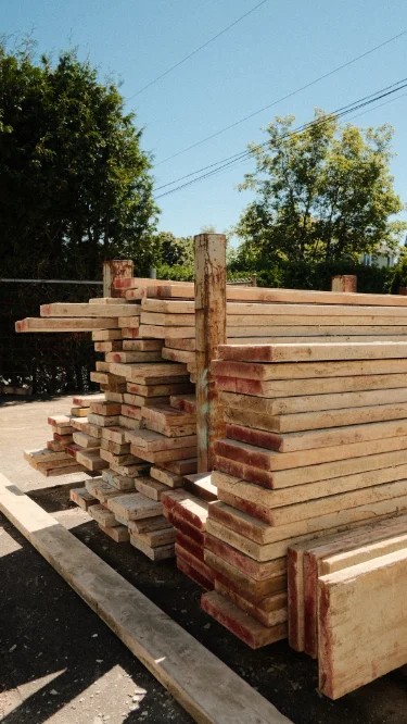 Pile de coffrages de bois prêts à être empruntés