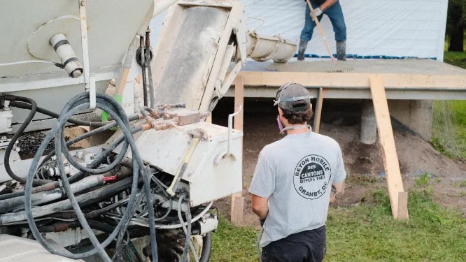 Livraison de béton mélangé directement sur un chantier
