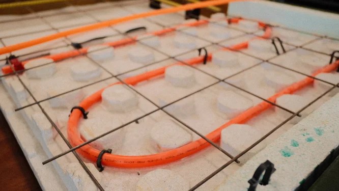Tuyaux de plancher radiant installés sur une base de béton